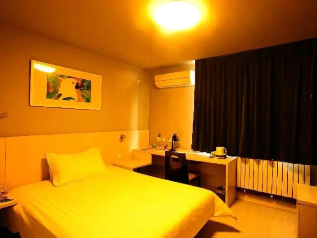 Bed in Jinjiang Inn JiNan Daminghu New Scenic Area Lishan Road