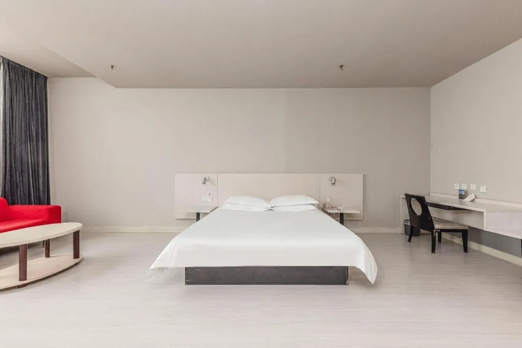 Bed in Jinjiang Inn JiNan Daminghu New Scenic Area Lishan Road