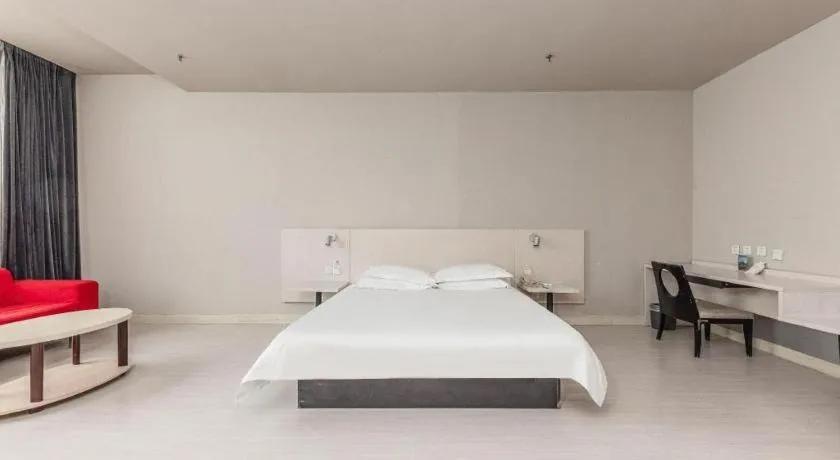 Bed in Jinjiang Inn JiNan Daminghu New Scenic Area Lishan Road