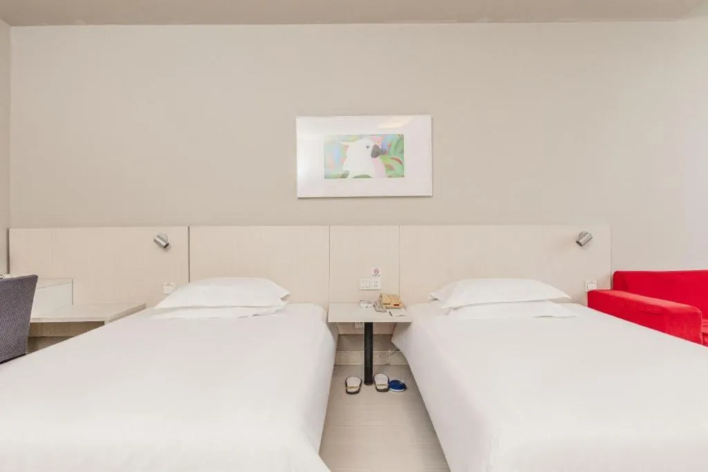 Bed in Jinjiang Inn JiNan Daminghu New Scenic Area Lishan Road