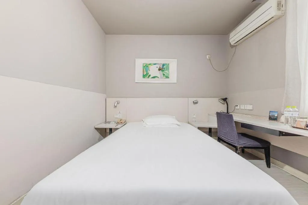 Bed in Jinjiang Inn JiNan Daminghu New Scenic Area Lishan Road