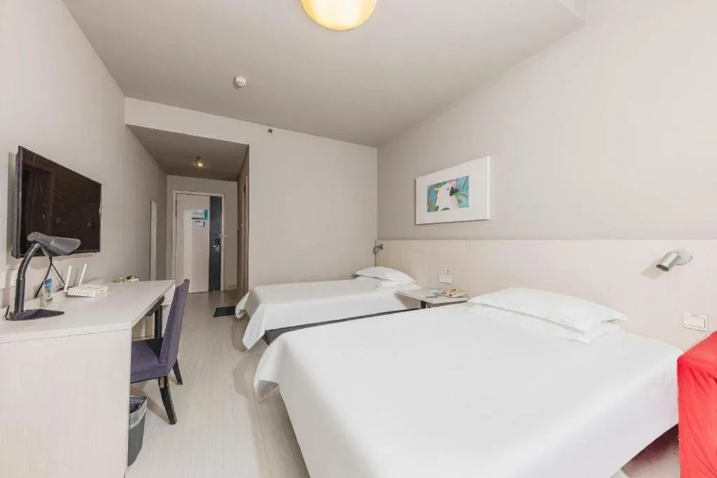 Bed in Jinjiang Inn JiNan Daminghu New Scenic Area Lishan Road