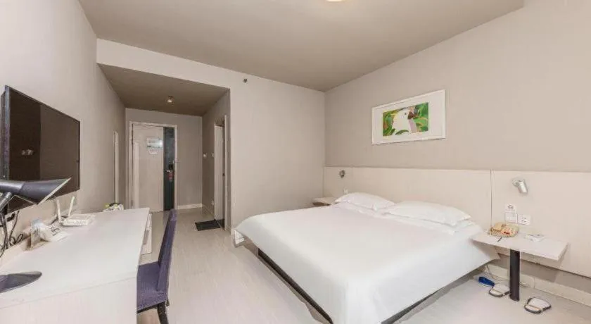 Bed in Jinjiang Inn JiNan Daminghu New Scenic Area Lishan Road