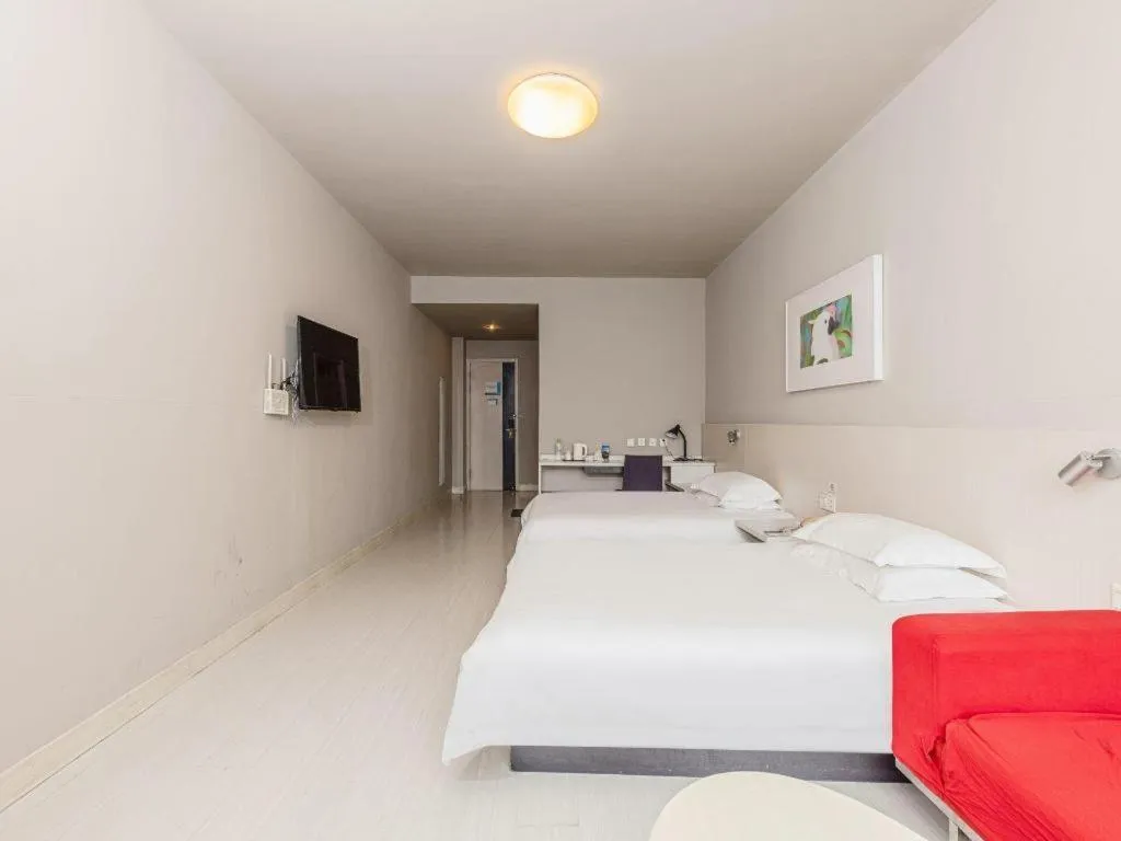 Bed in Jinjiang Inn JiNan Daminghu New Scenic Area Lishan Road