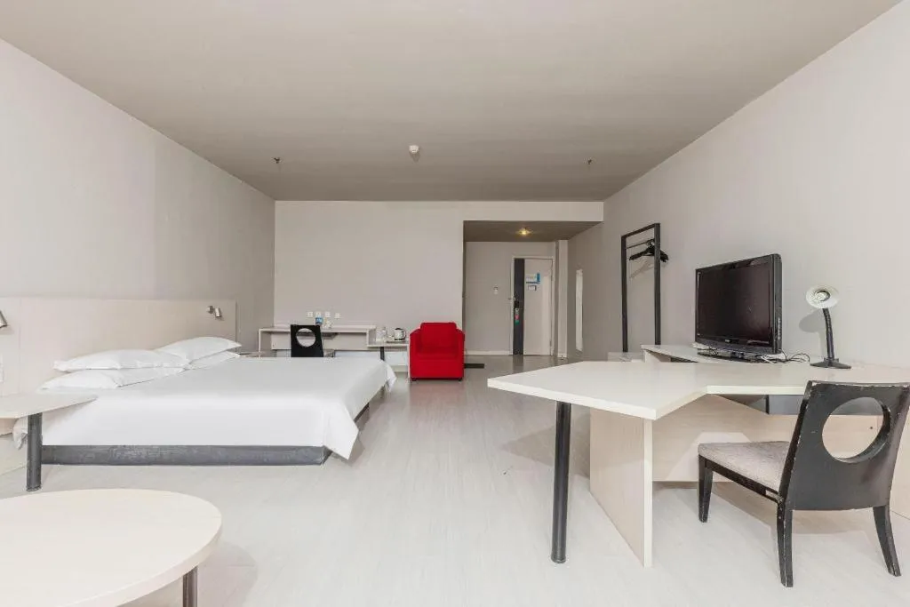 Bed in Jinjiang Inn JiNan Daminghu New Scenic Area Lishan Road