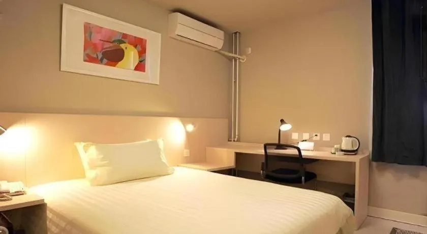 Bed in Jinjiang Inn JiNan Daminghu New Scenic Area Lishan Road
