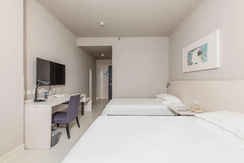 Bed in Jinjiang Inn JiNan Daminghu New Scenic Area Lishan Road