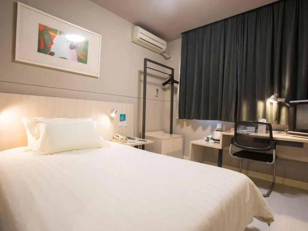 Bed in Jinjiang Inn JiNan Daminghu New Scenic Area Lishan Road