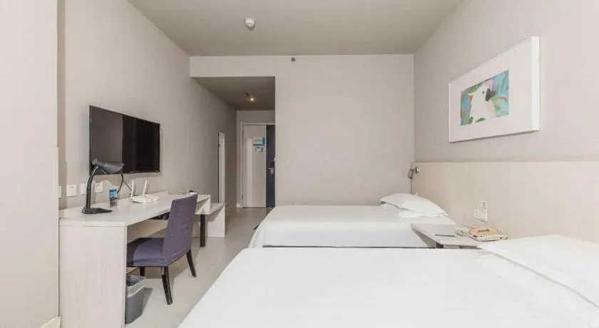 Bed in Jinjiang Inn JiNan Daminghu New Scenic Area Lishan Road