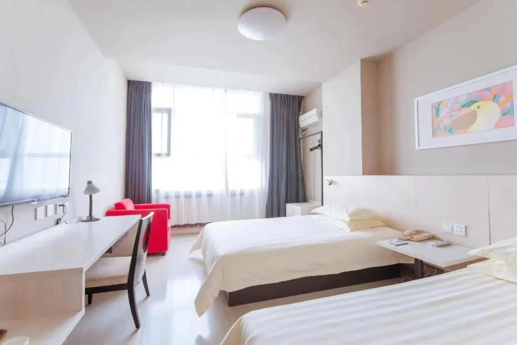 Bed in Jinjiang Inn JiNan Daminghu New Scenic Area Lishan Road