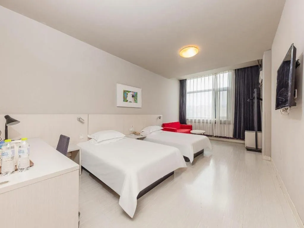 Bed in Jinjiang Inn JiNan Daminghu New Scenic Area Lishan Road