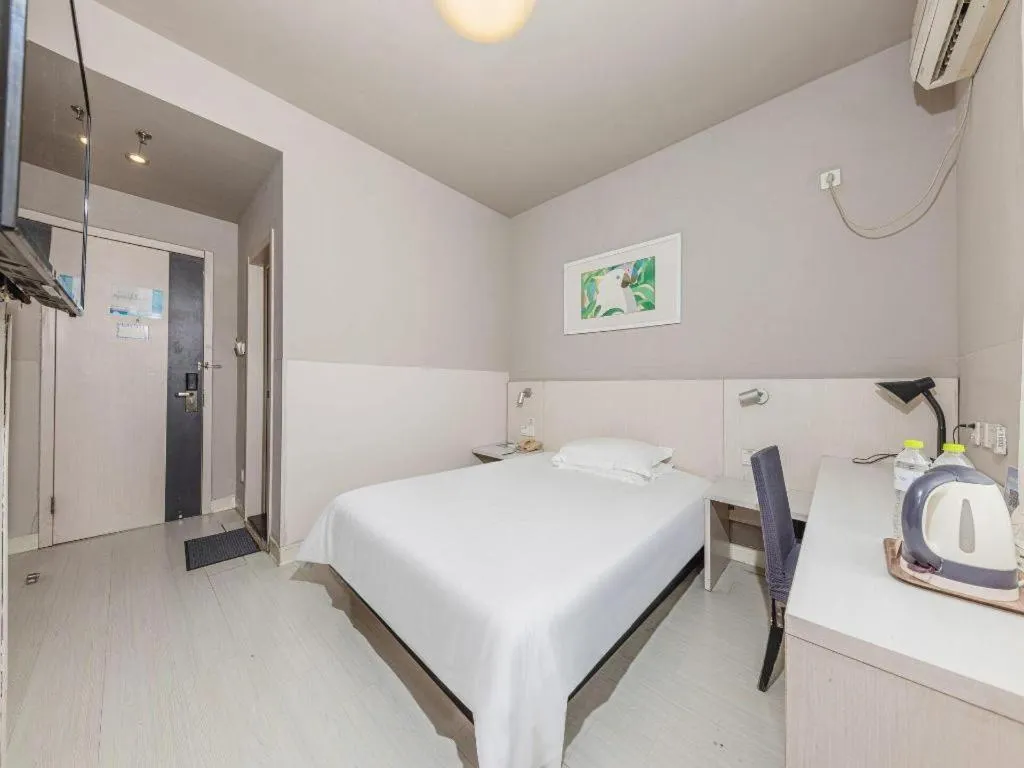 Bed in Jinjiang Inn JiNan Daminghu New Scenic Area Lishan Road