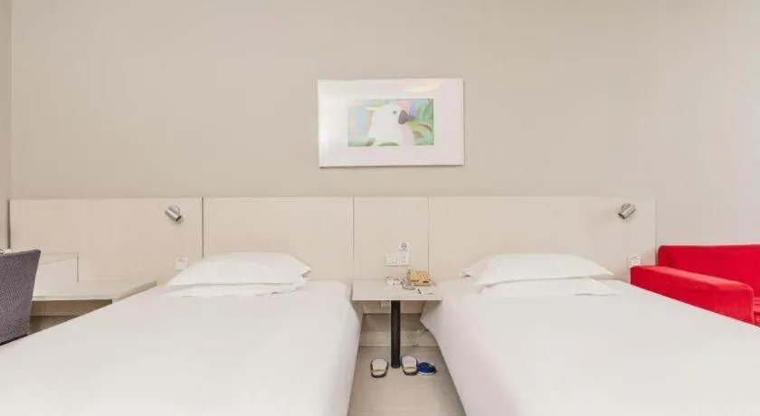 Bed in Jinjiang Inn JiNan Daminghu New Scenic Area Lishan Road