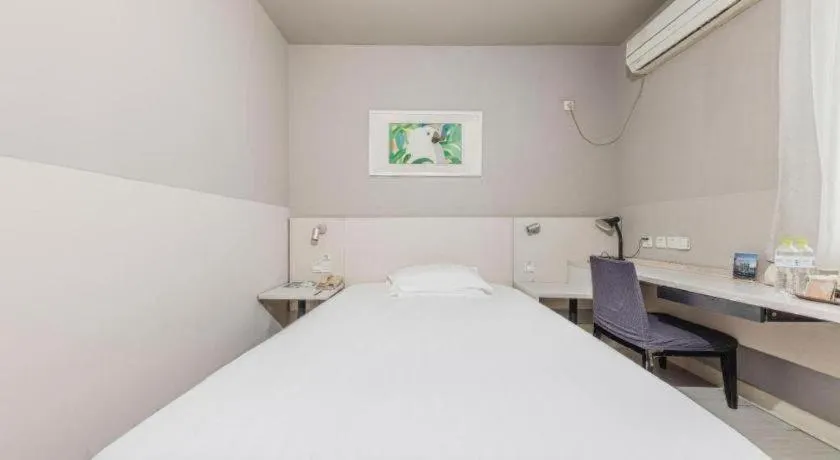 Bed in Jinjiang Inn JiNan Daminghu New Scenic Area Lishan Road