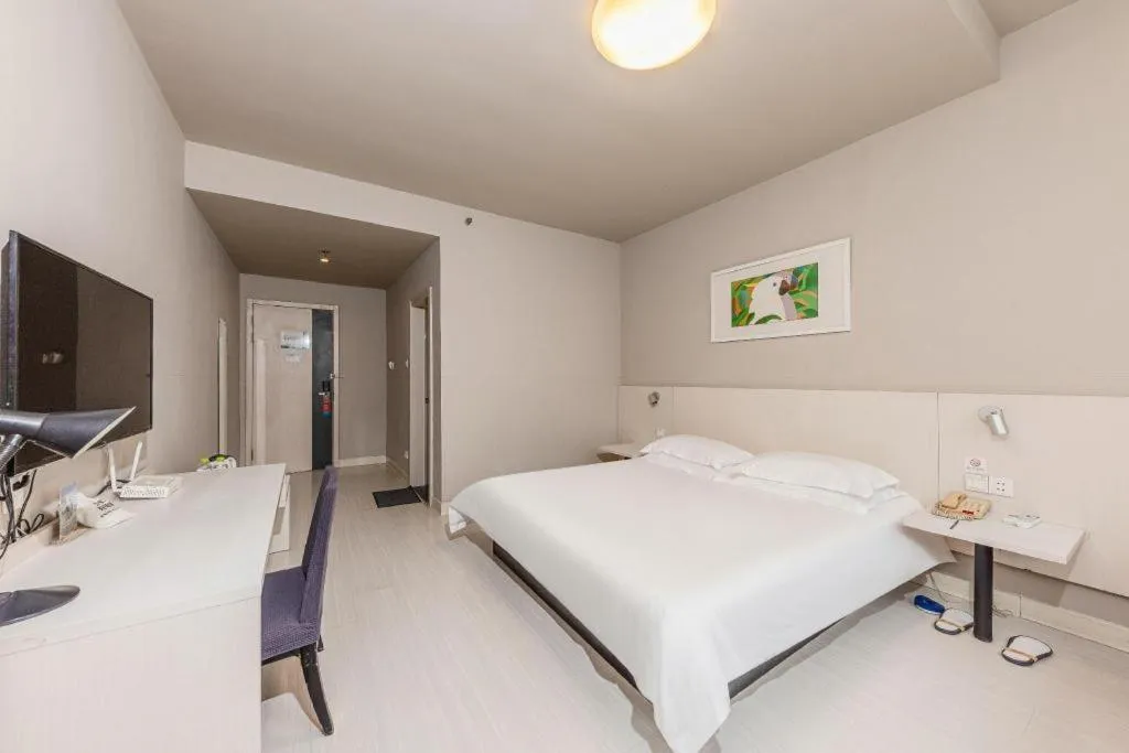 Bed in Jinjiang Inn JiNan Daminghu New Scenic Area Lishan Road