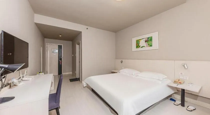 Bed in Jinjiang Inn JiNan Daminghu New Scenic Area Lishan Road