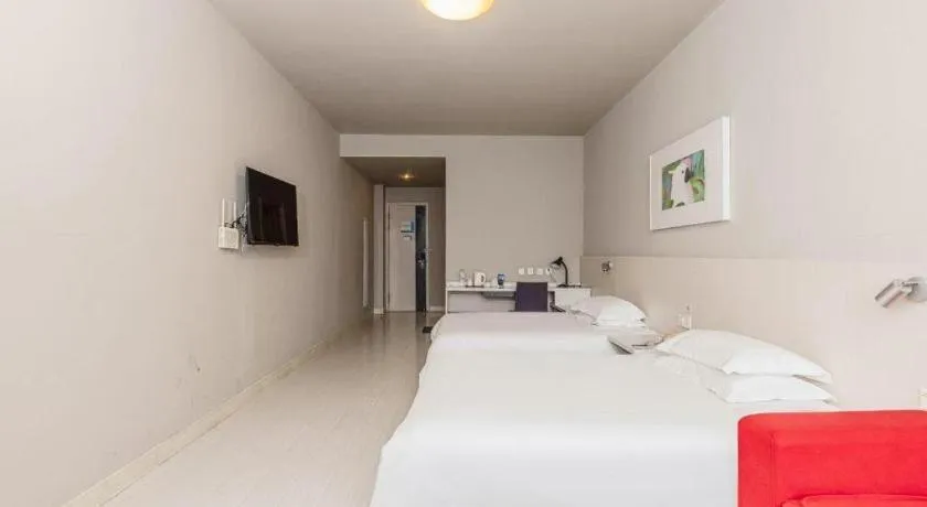 Bed in Jinjiang Inn JiNan Daminghu New Scenic Area Lishan Road