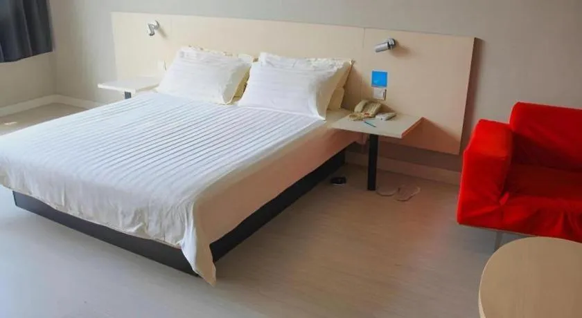 Bed in Jinjiang Inn JiNan Daminghu New Scenic Area Lishan Road