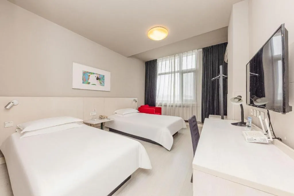 Bed in Jinjiang Inn JiNan Daminghu New Scenic Area Lishan Road