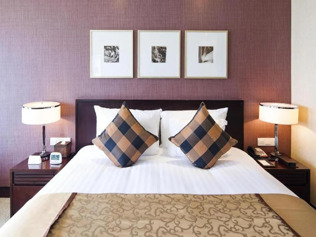 Bed in New Century Hangzhou Grand Hotel