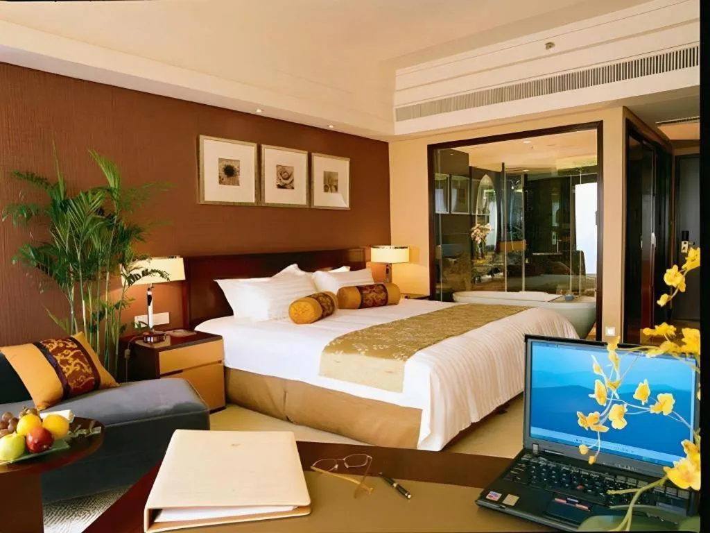 Bed in New Century Hangzhou Grand Hotel