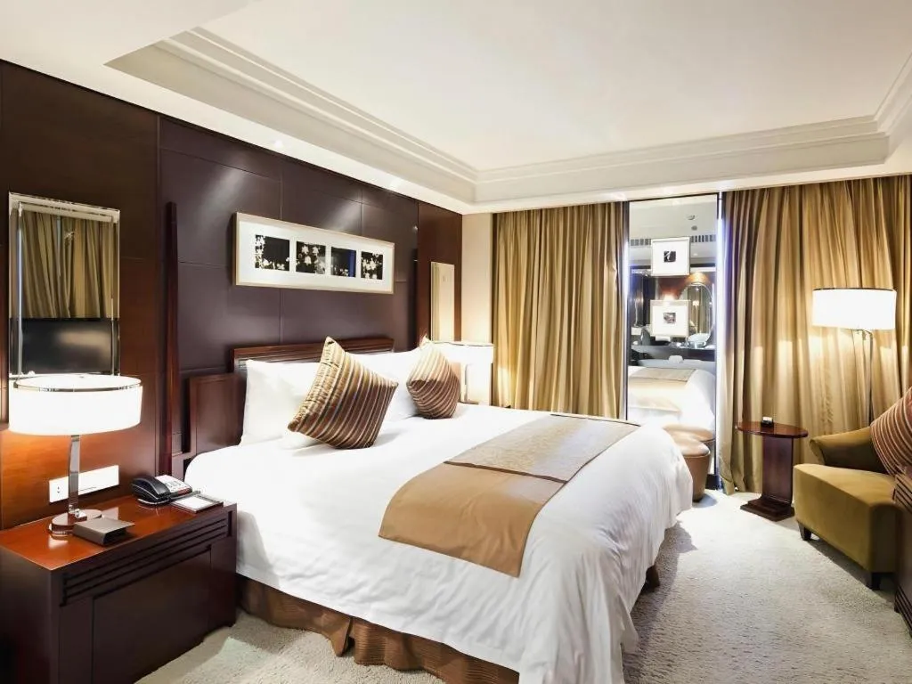 Bed in New Century Hangzhou Grand Hotel