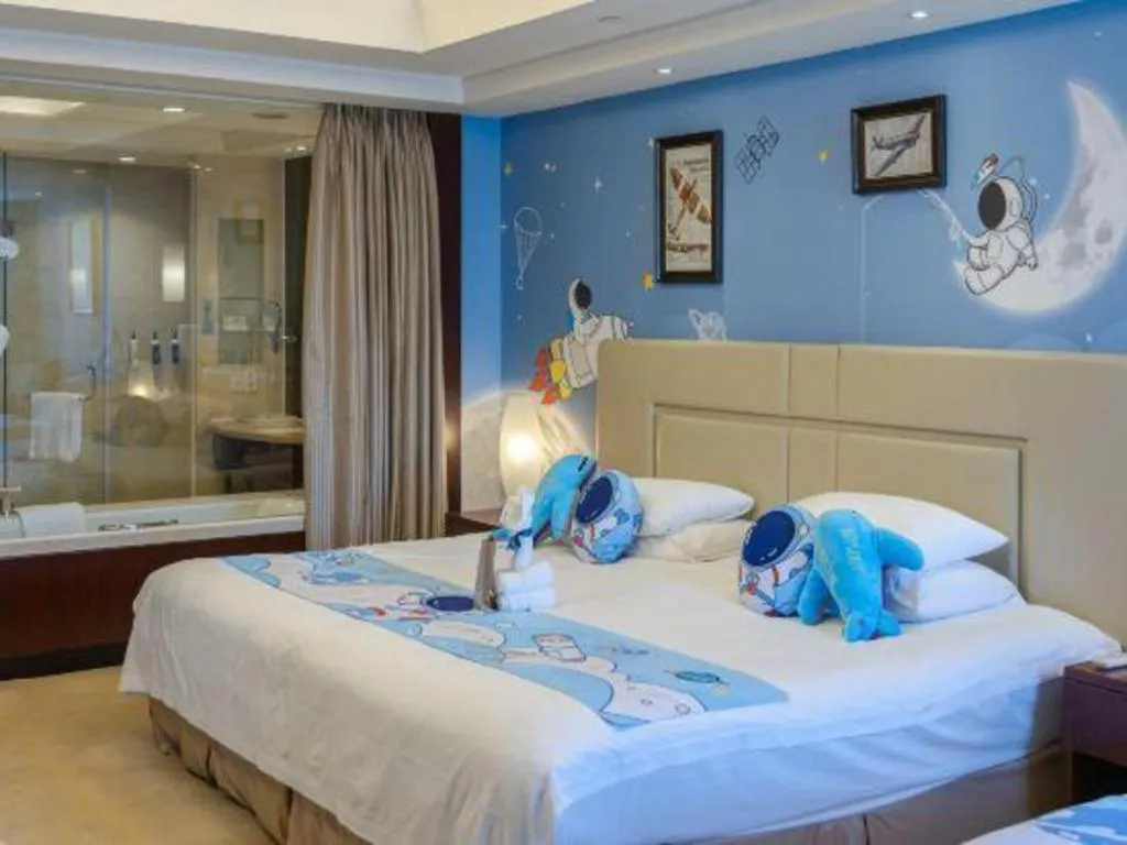 Bed in New Century Grand Changchun Hotel