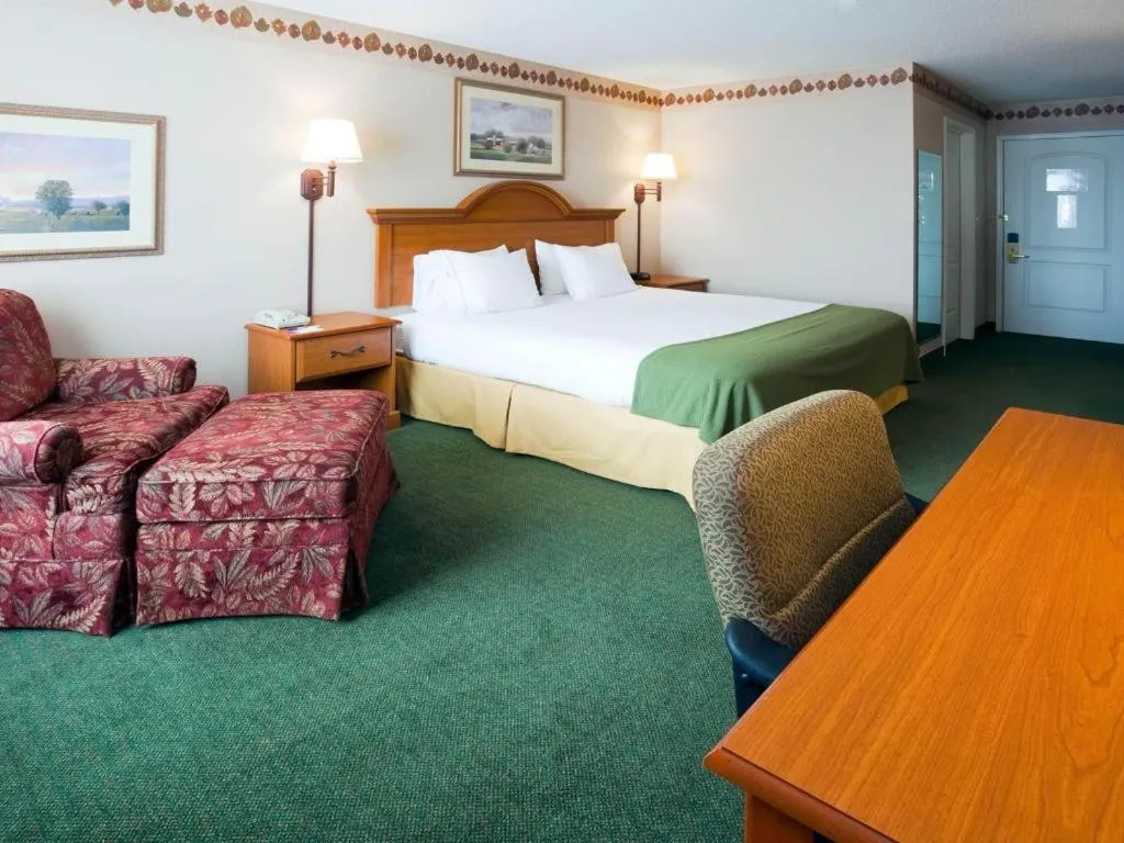 Bed in Holiday Inn Express & Suites Winner By IHG