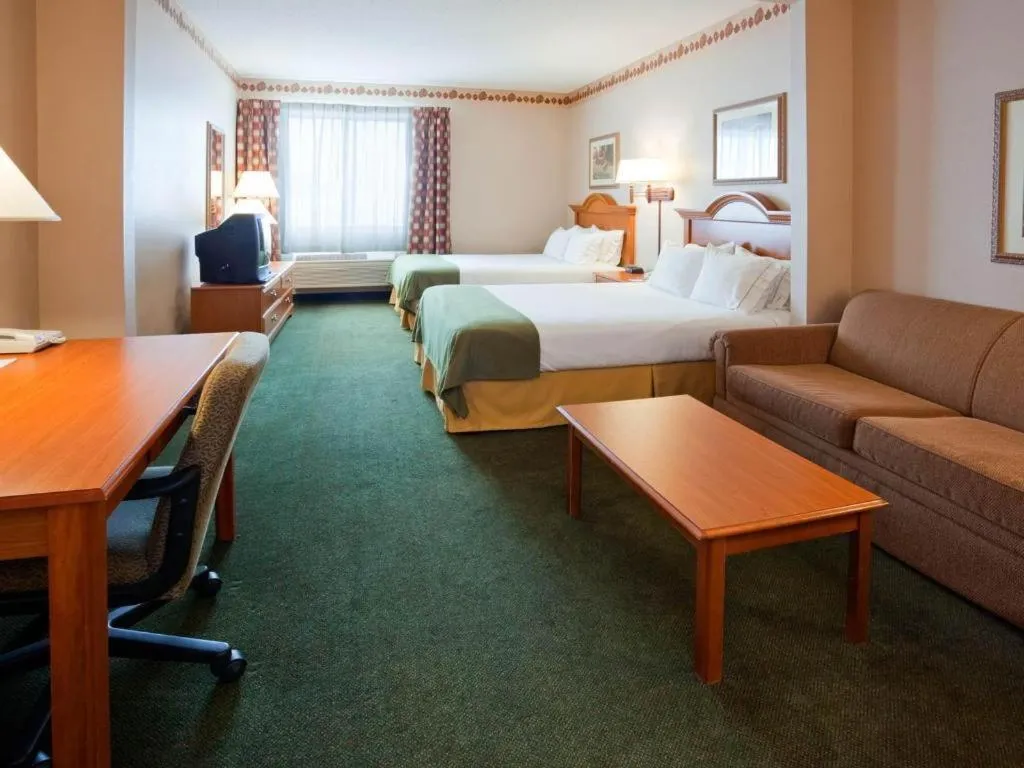 Bed in Holiday Inn Express & Suites Winner By IHG