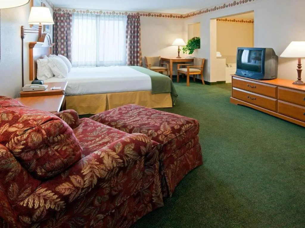 Bed in Holiday Inn Express & Suites Winner By IHG