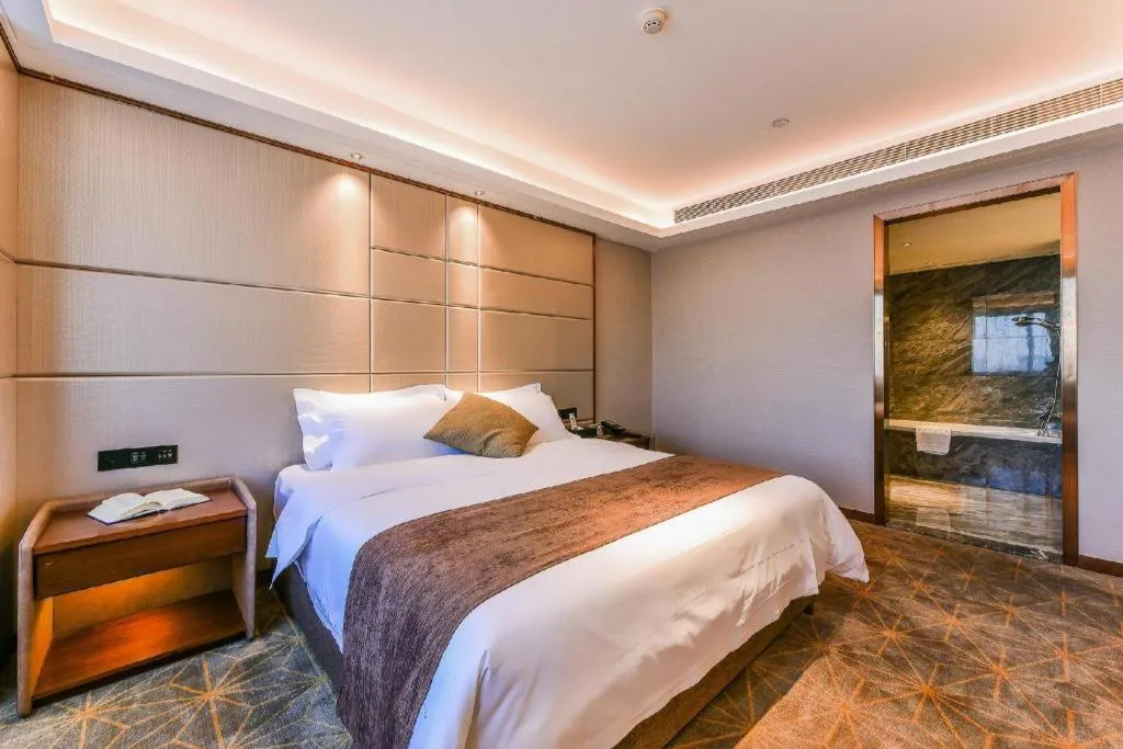 Bed in Guilin Plaza Hotel