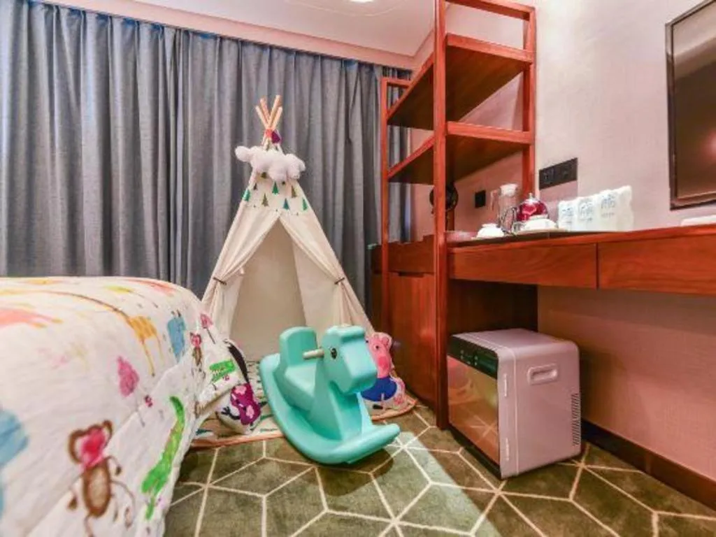 Bed in Guilin Plaza Hotel