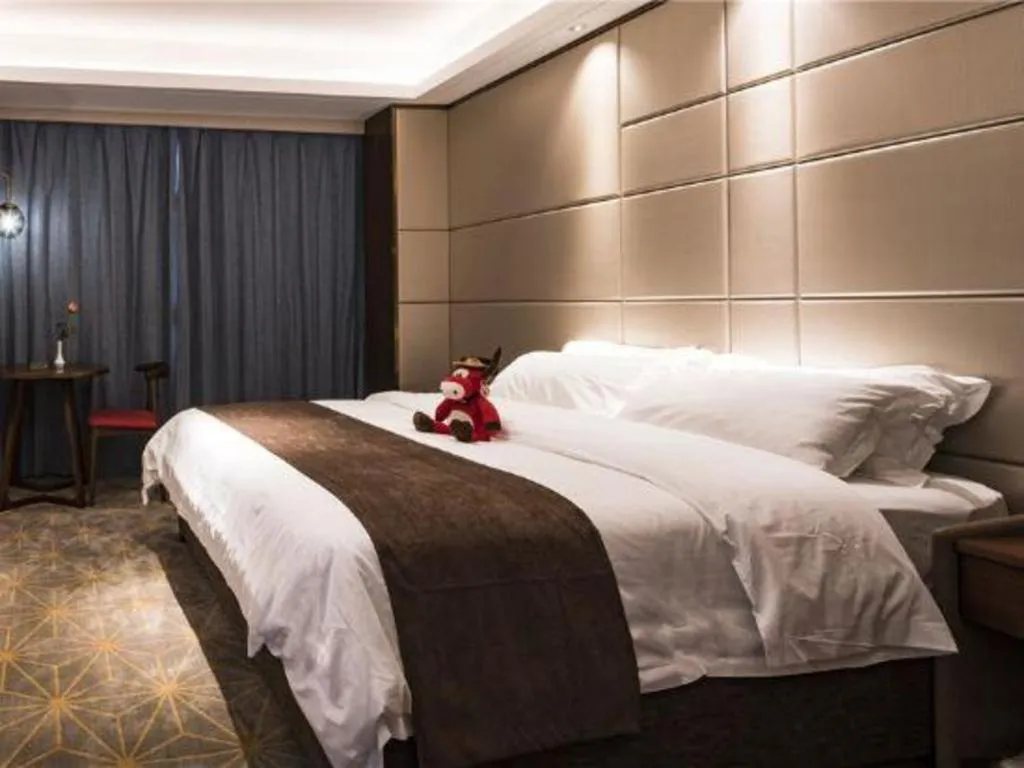 Bed in Guilin Plaza Hotel