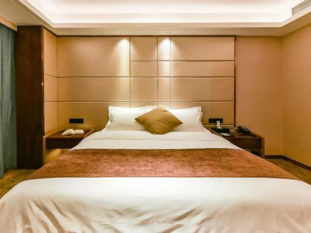 Bed in Guilin Plaza Hotel