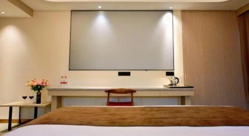 Bed in Guilin Plaza Hotel