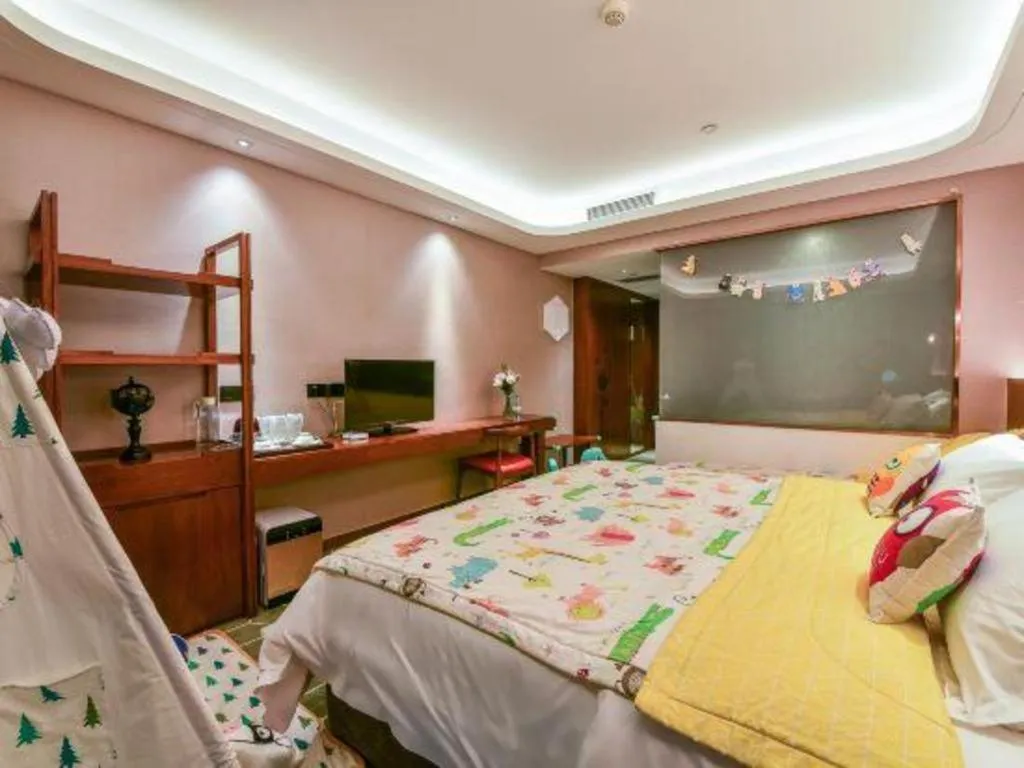 Bed in Guilin Plaza Hotel