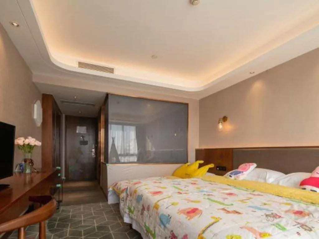 Bed in Guilin Plaza Hotel