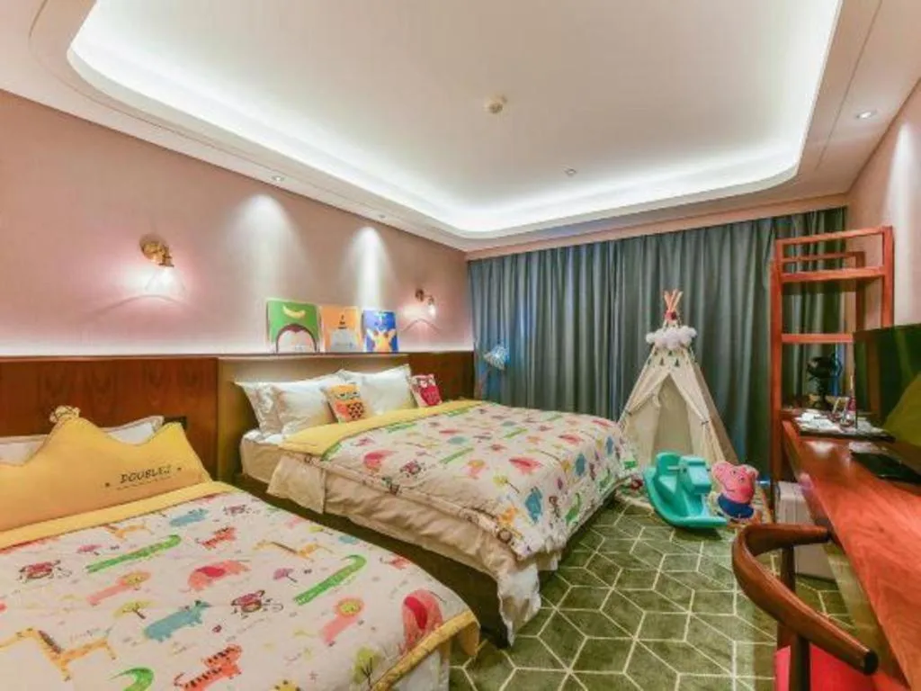 Bed in Guilin Plaza Hotel