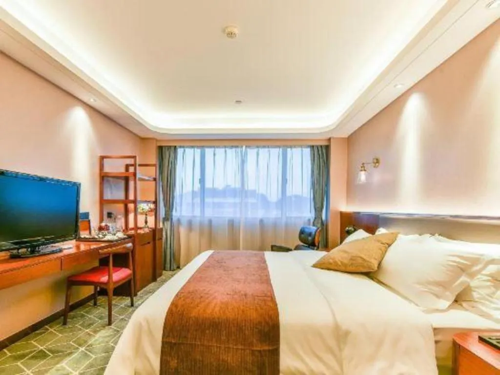 Bed in Guilin Plaza Hotel