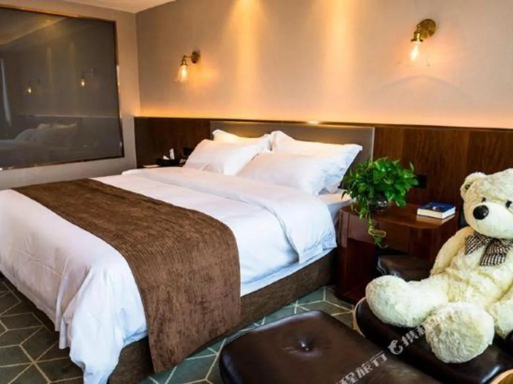 Bed in Guilin Plaza Hotel