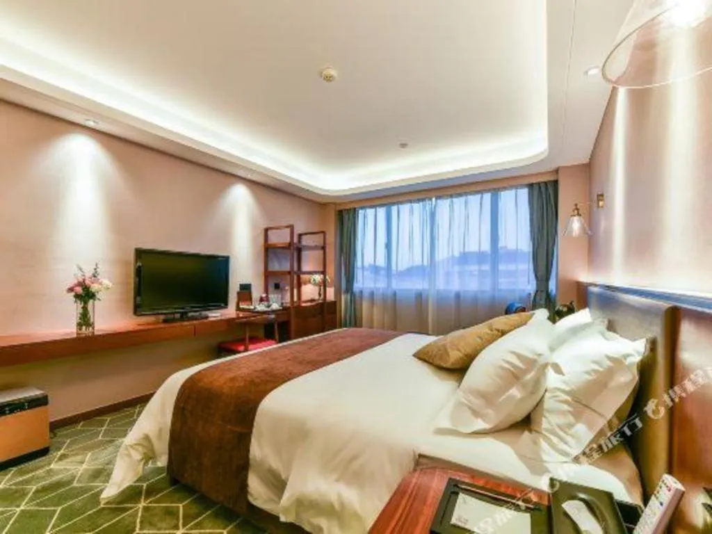 Bed in Guilin Plaza Hotel