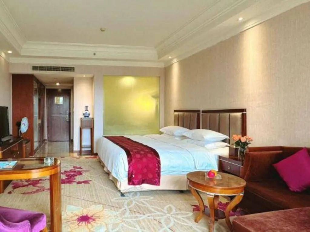 Bed in Xinjin Celebrity City Hotel