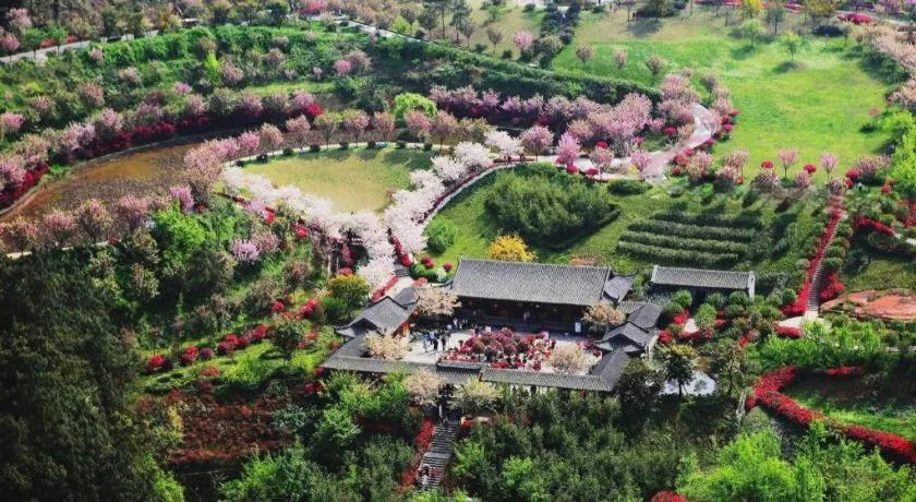 Xinjin Celebrity City Hotel