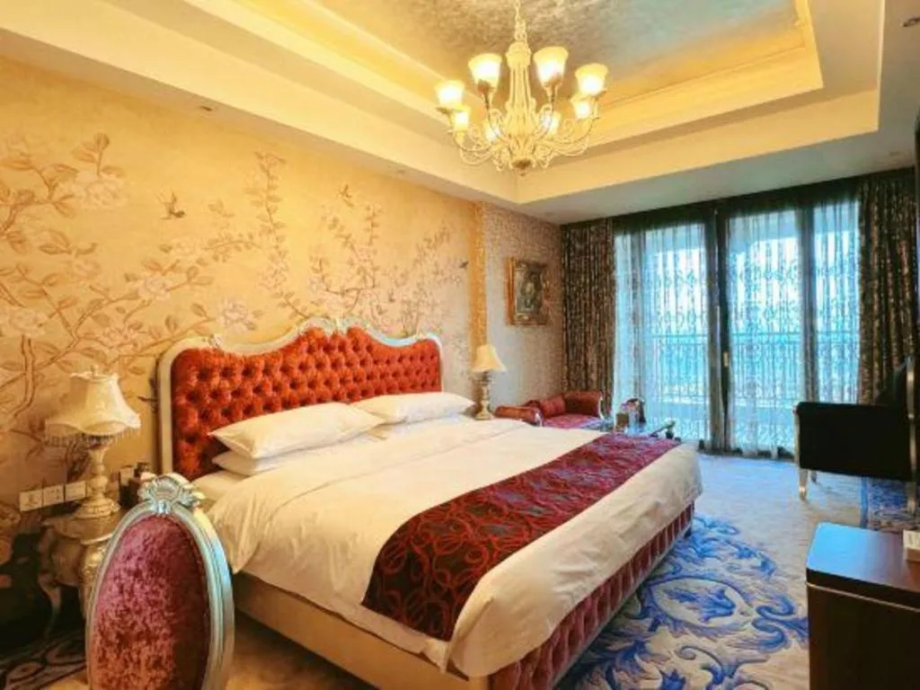 Bed in Xinjin Celebrity City Hotel