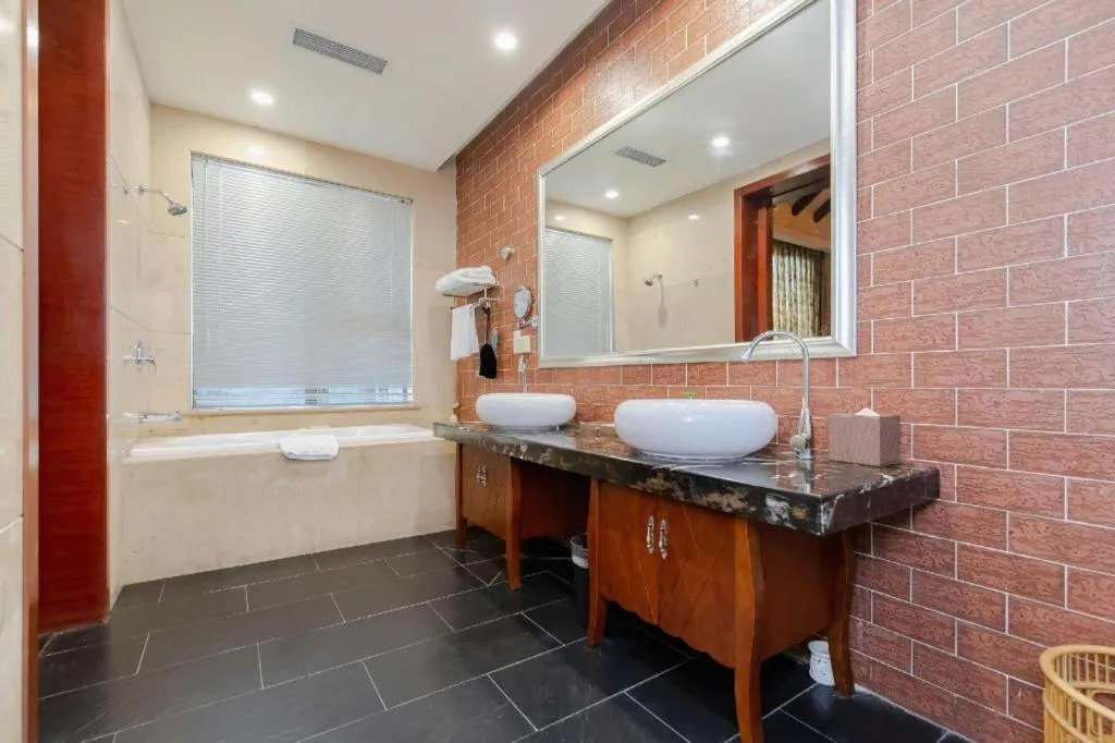 Xinjin Celebrity City Hotel