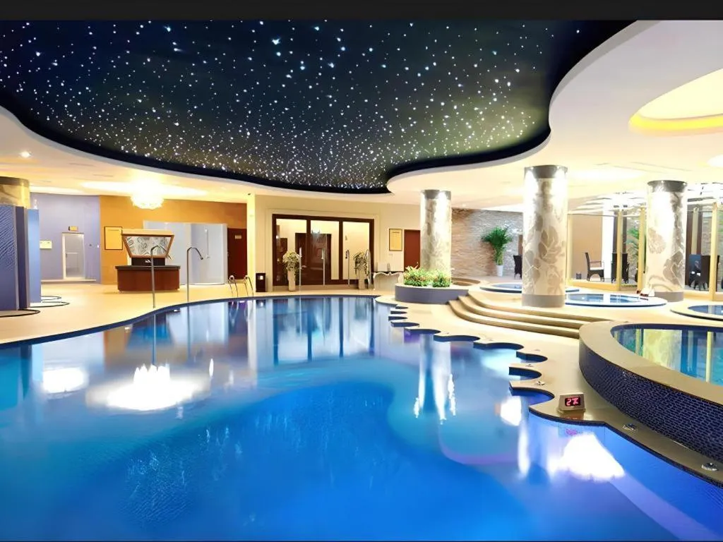 Xinjin Celebrity City Hotel