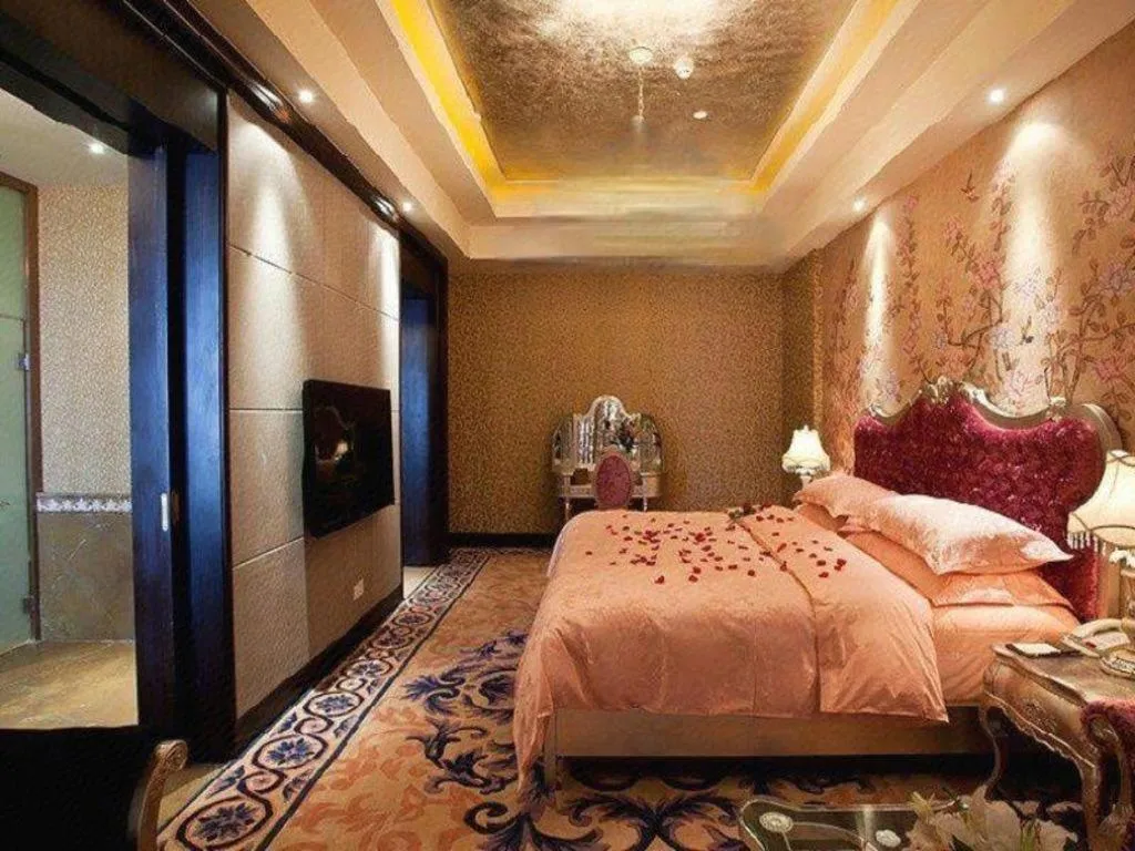 Bed in Xinjin Celebrity City Hotel