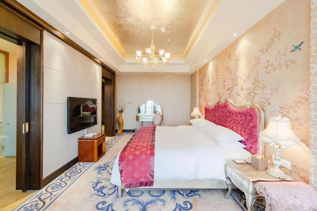 Bed in Xinjin Celebrity City Hotel