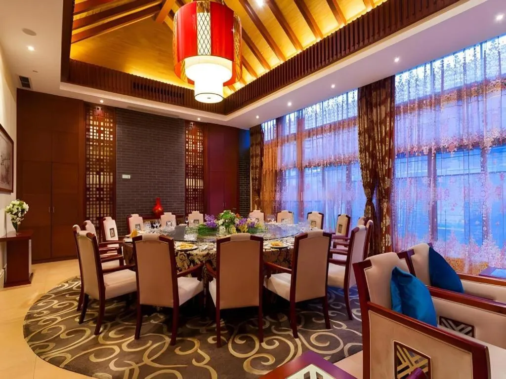 Xinjin Celebrity City Hotel