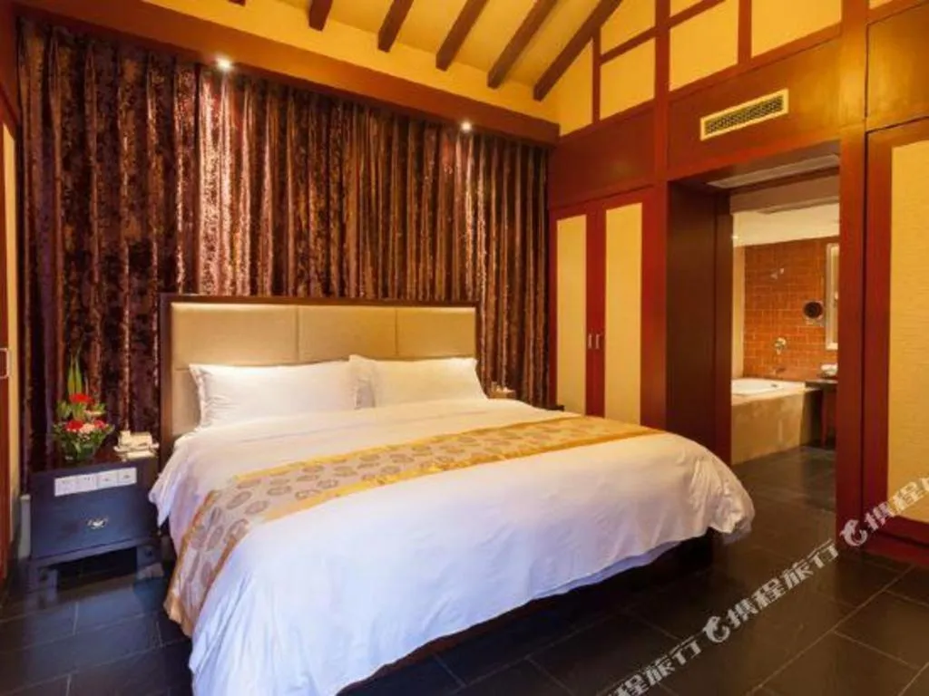 Bed in Xinjin Celebrity City Hotel